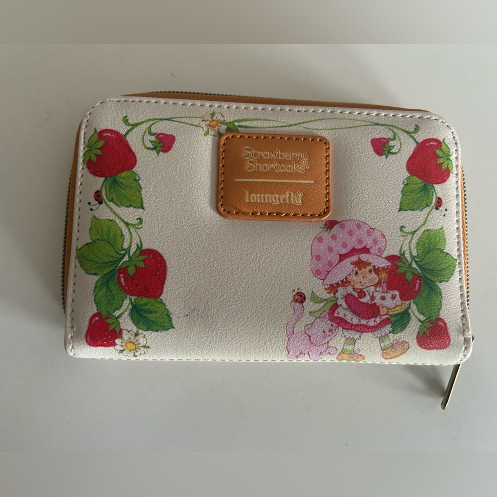 Cute Wallet with Strawberry and Character Design - Picture 2 of 3